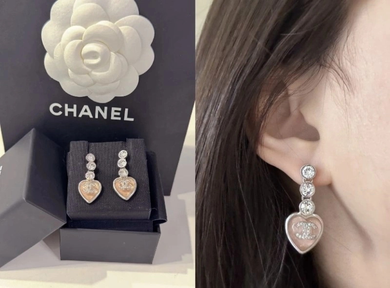 Lightweight Chanel Earrings 221132