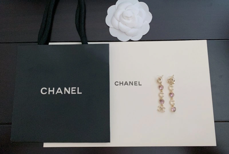 EyeCatching Chanel Earrings 220924