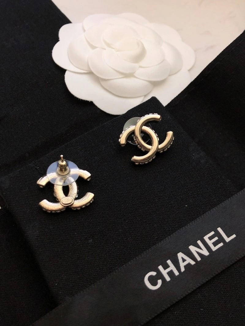 Sophisticated Chanel Earrings 220195
