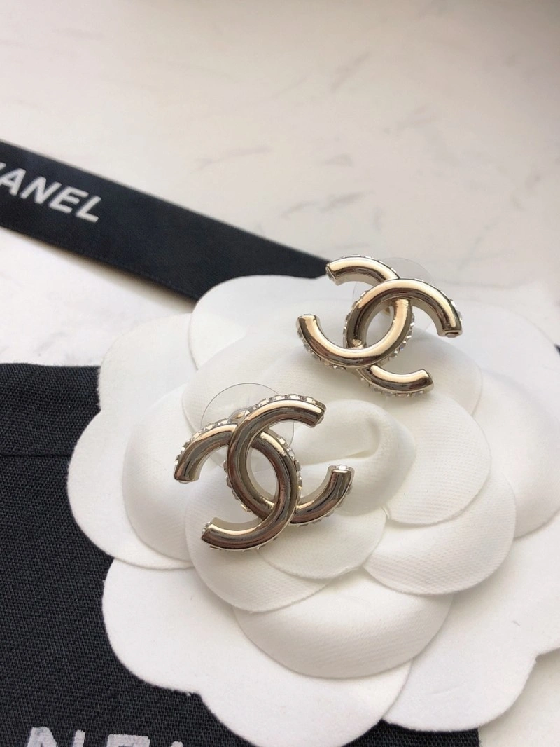 Sophisticated Chanel Earrings 220195
