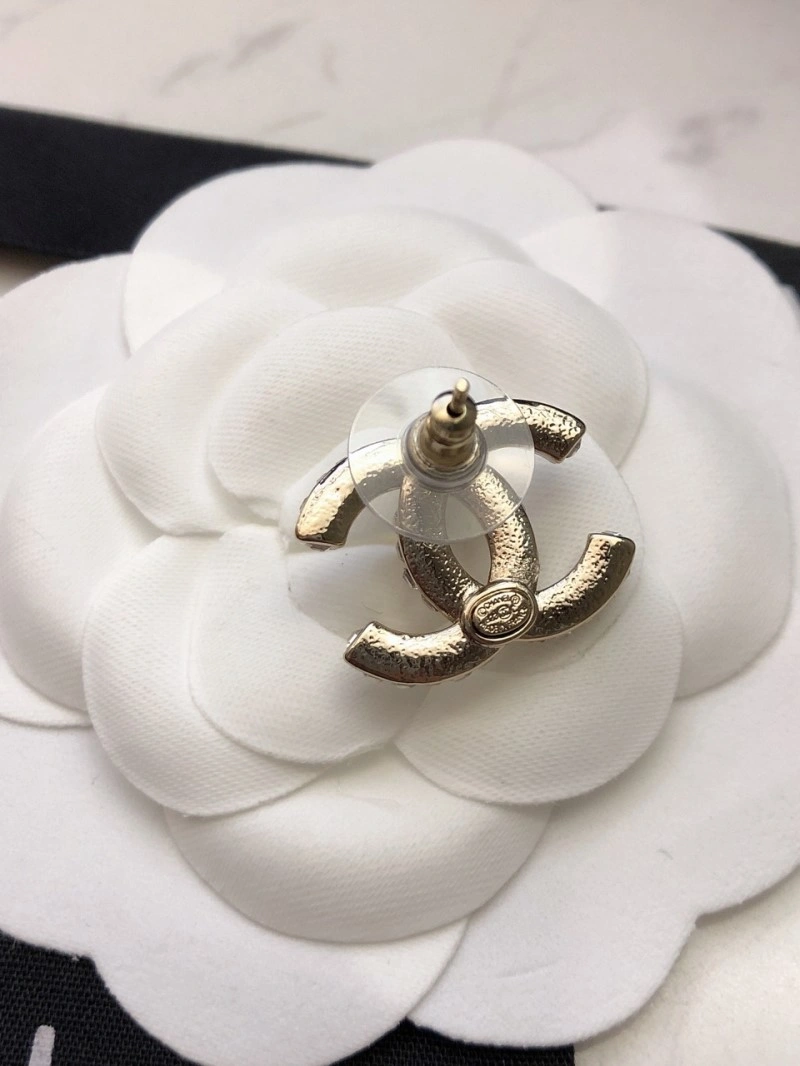Sophisticated Chanel Earrings 220195