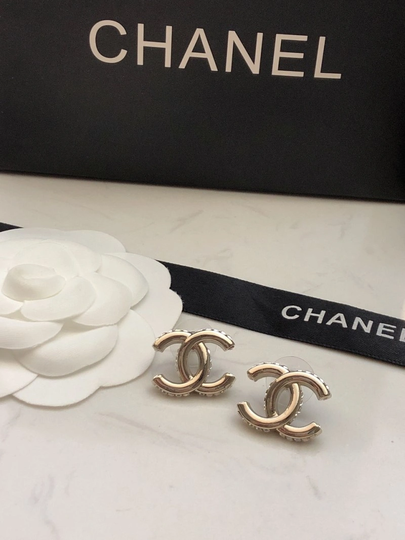 Sophisticated Chanel Earrings 220195