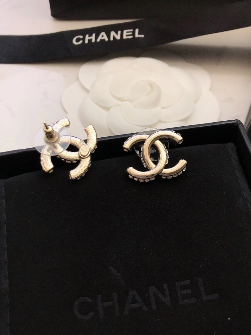 Sophisticated Chanel Earrings 220195
