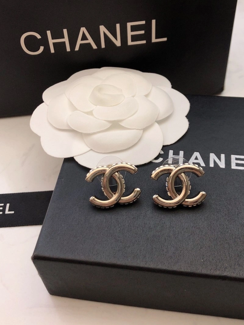 Sophisticated Chanel Earrings 220195