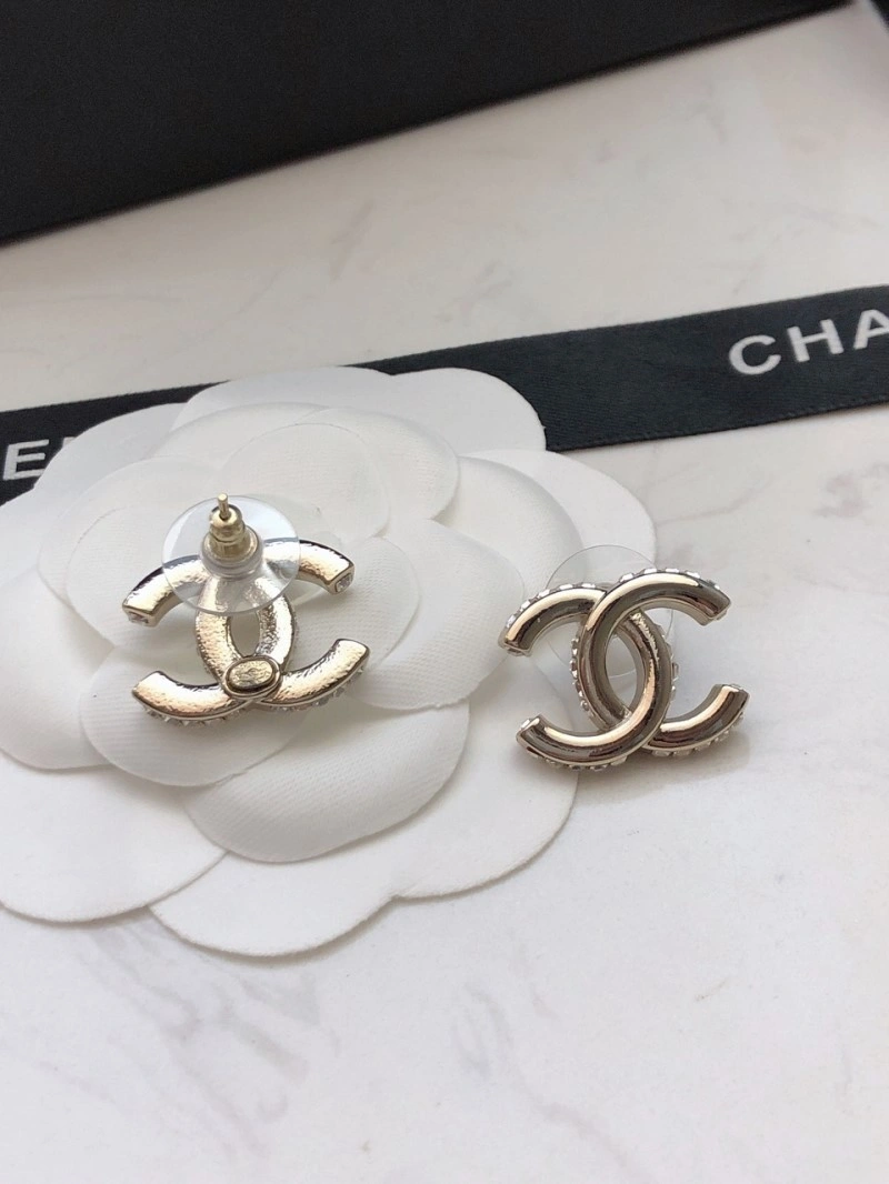 Sophisticated Chanel Earrings 220195