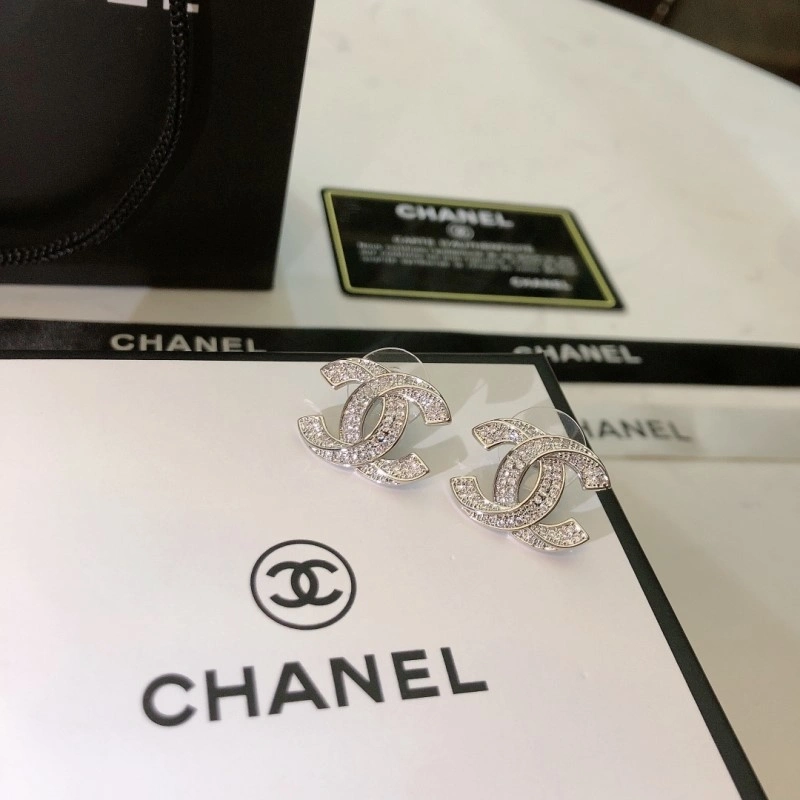 Lightweight Chanel Earrings 220190