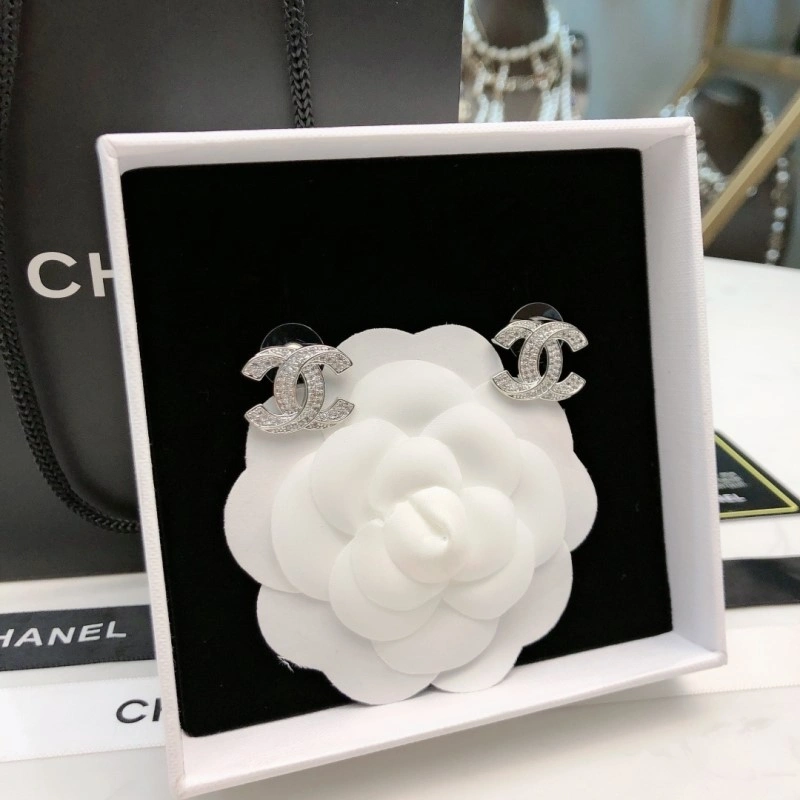 Lightweight Chanel Earrings 220190