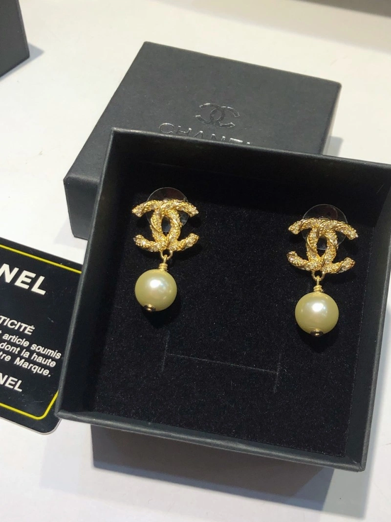 Unique Chanel Earrings 220136