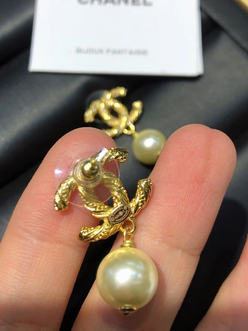 Unique Chanel Earrings 220136
