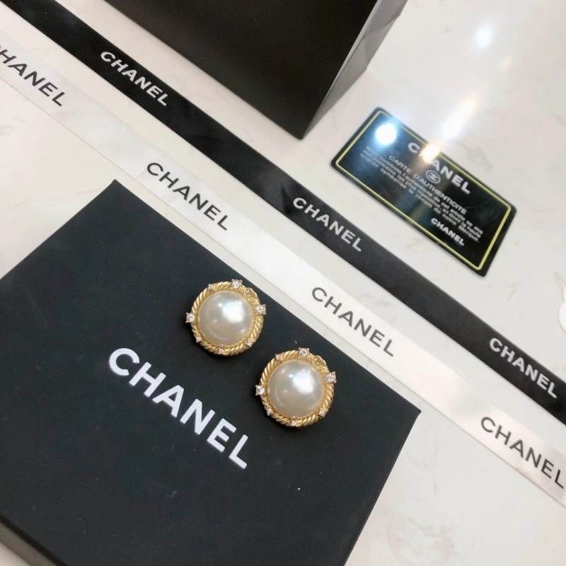 EyeCatching Chanel Earrings 220145