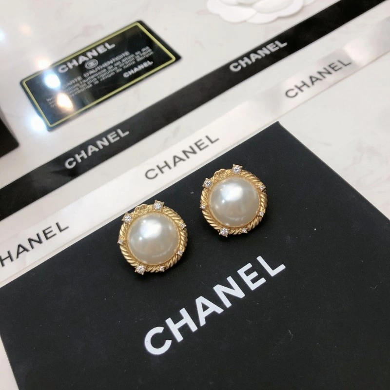EyeCatching Chanel Earrings 220145