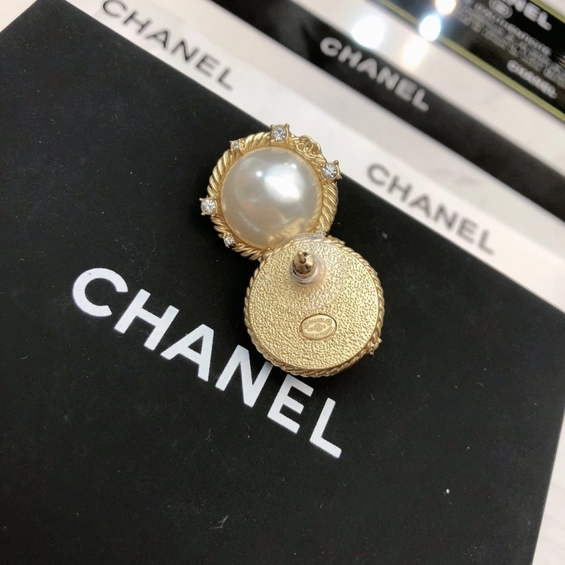 EyeCatching Chanel Earrings 220145