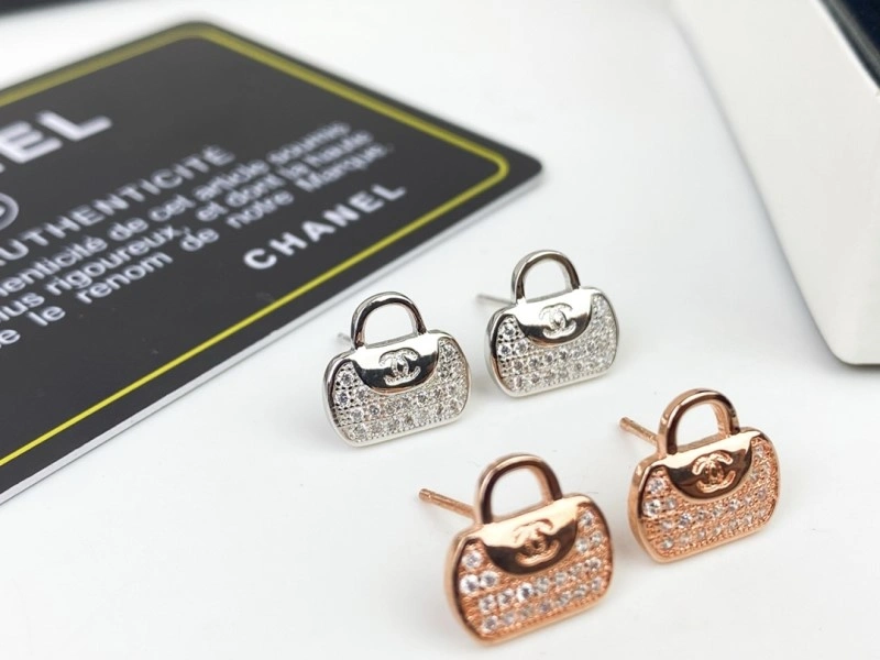 Lightweight Chanel Earrings 220054