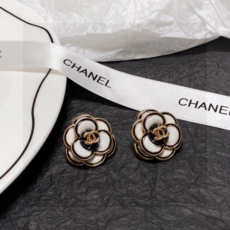 Compact Chanel Earrings 220037