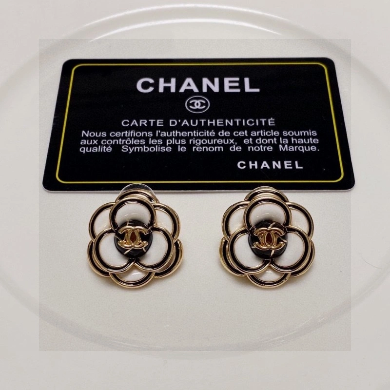 Compact Chanel Earrings 220037