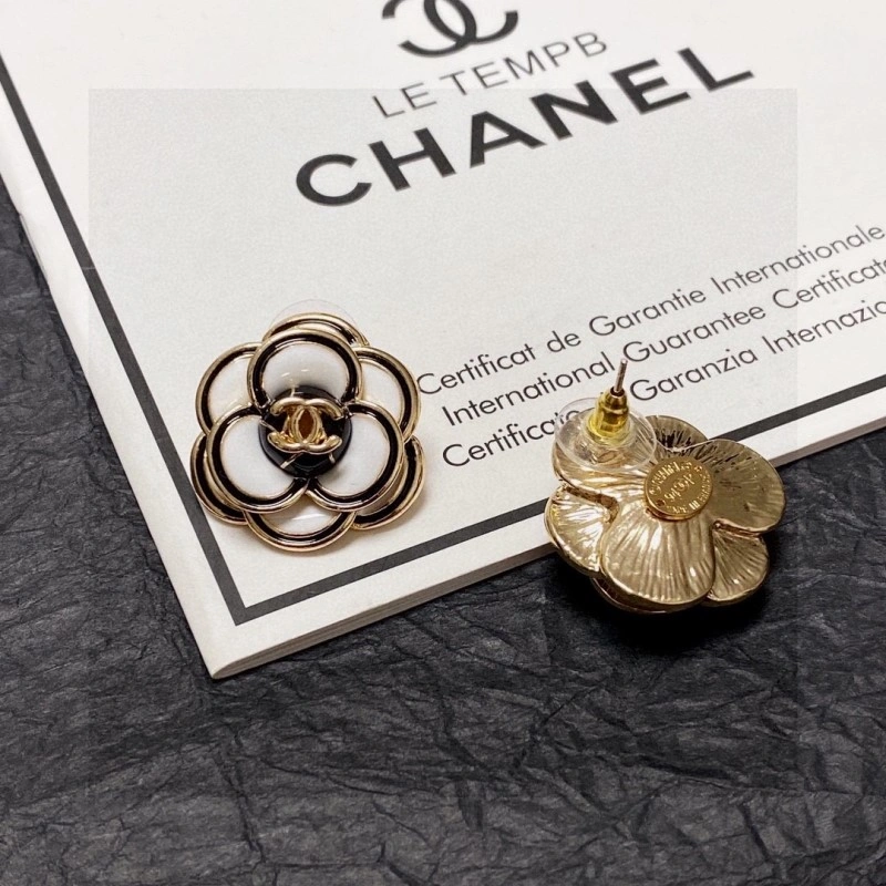 Compact Chanel Earrings 220037