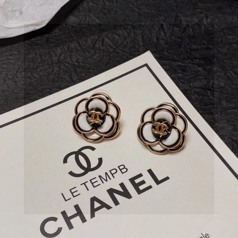 Compact Chanel Earrings 220037