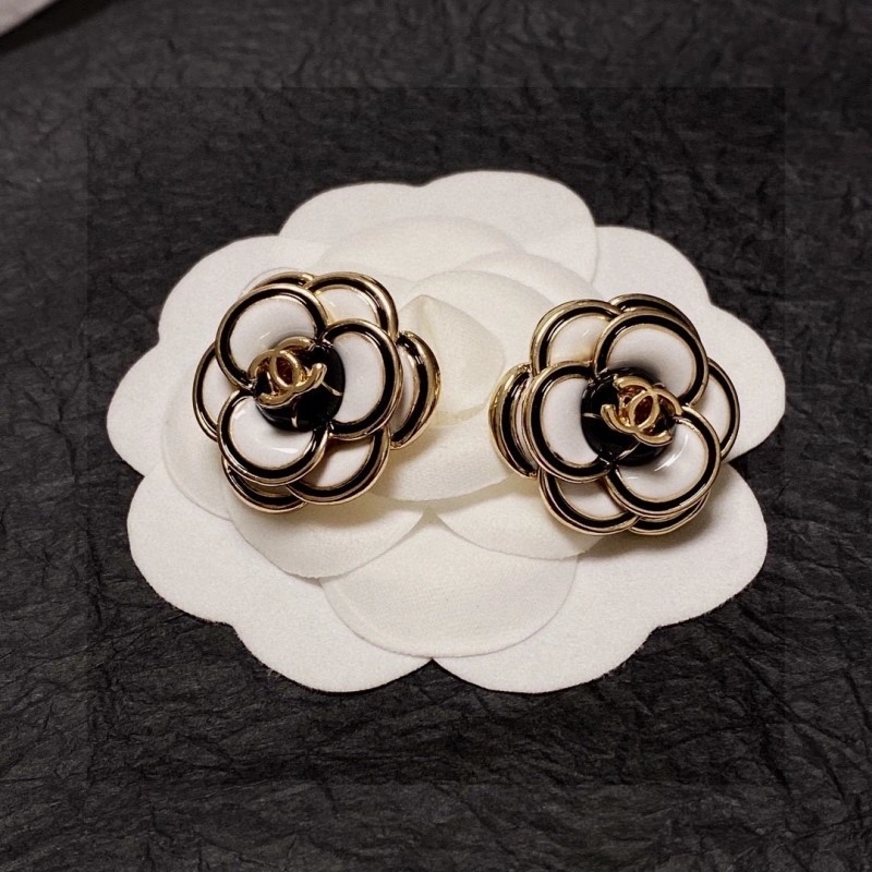Compact Chanel Earrings 220037