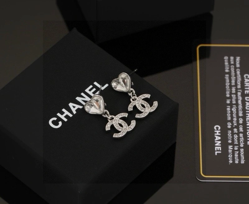 Lightweight Chanel Earrings 220030