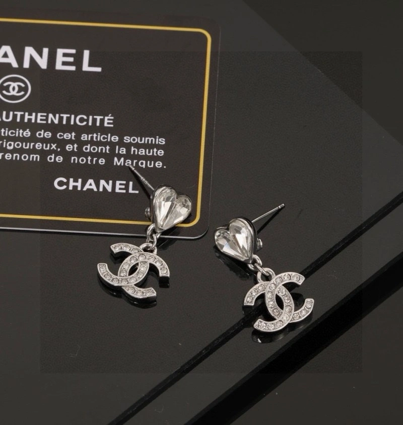 Lightweight Chanel Earrings 220030