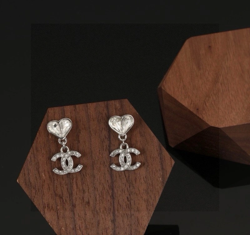 Lightweight Chanel Earrings 220030
