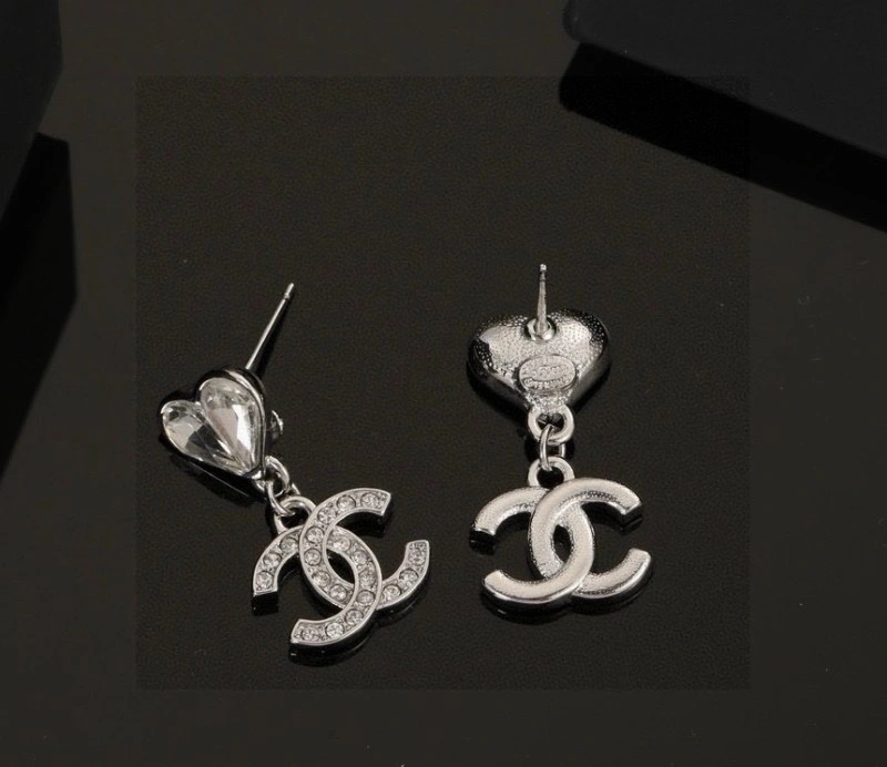 Lightweight Chanel Earrings 220030