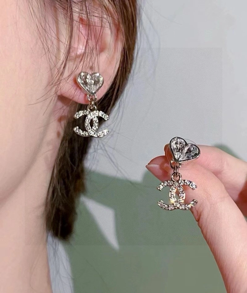 Lightweight Chanel Earrings 220030