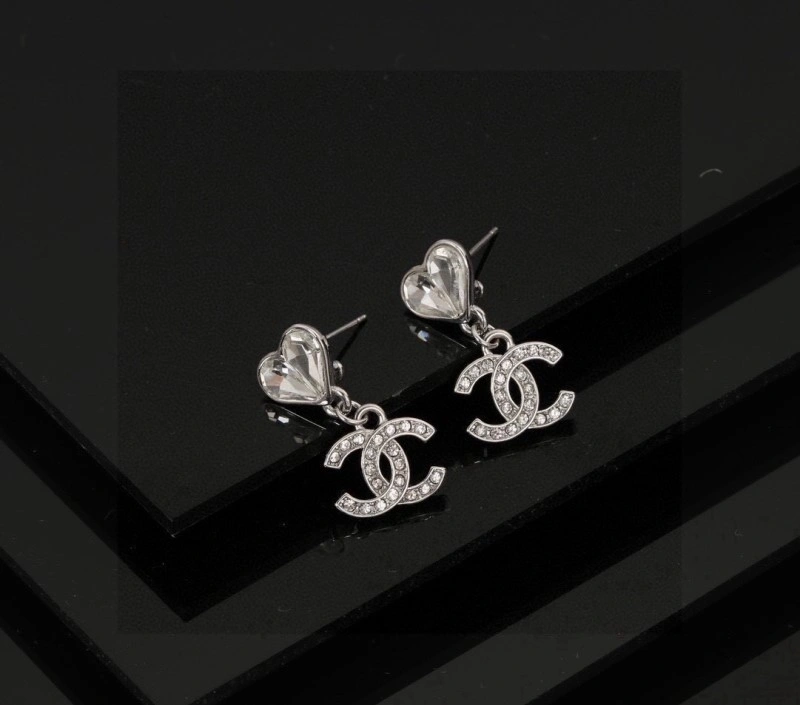 Lightweight Chanel Earrings 220030