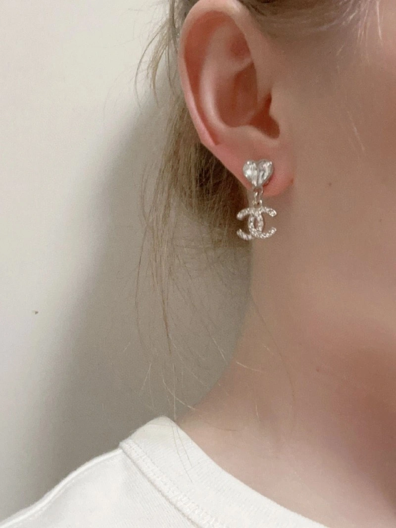 Lightweight Chanel Earrings 220030