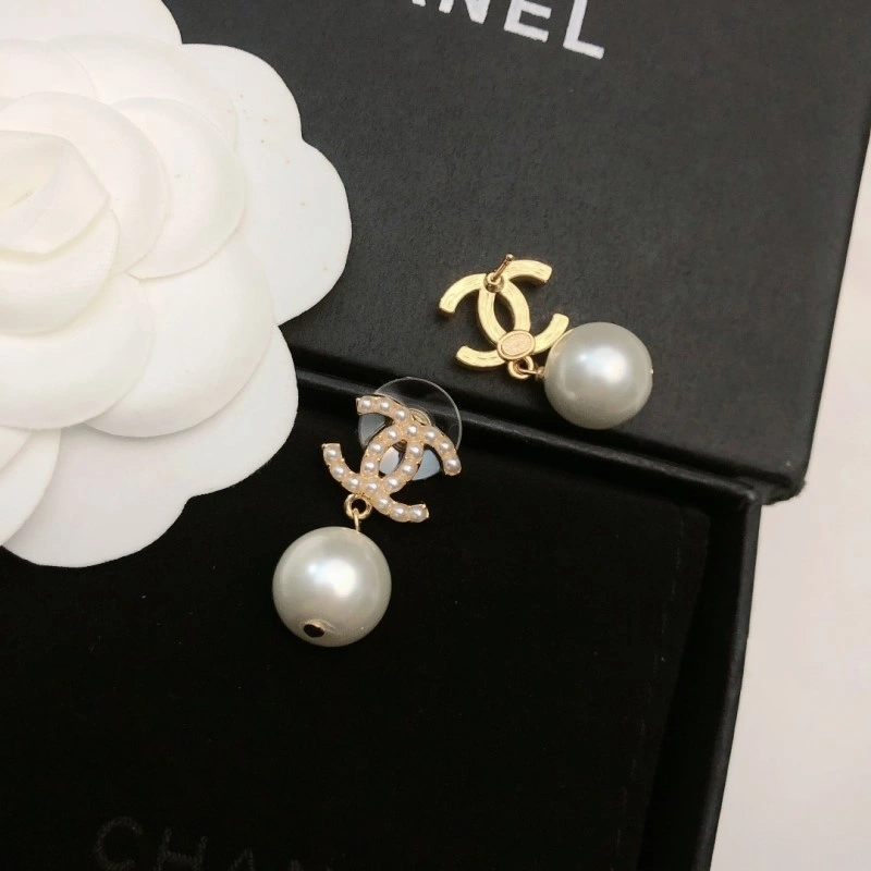 Sophisticated Chanel Earrings 219977