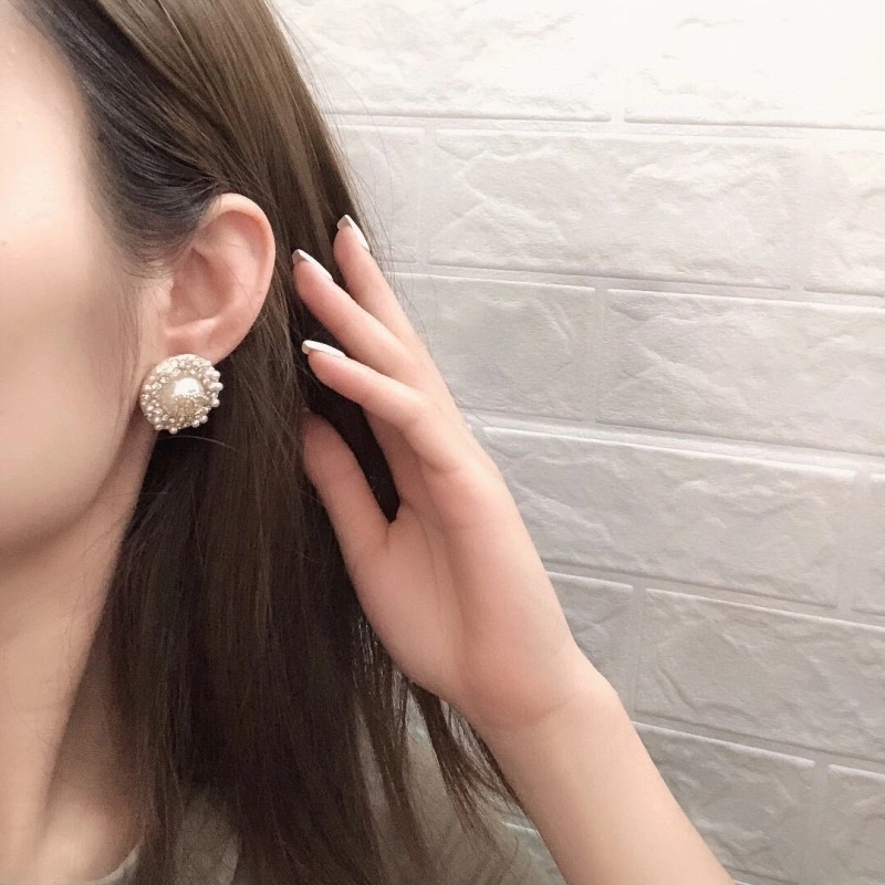 EyeCatching Chanel Earrings 219848