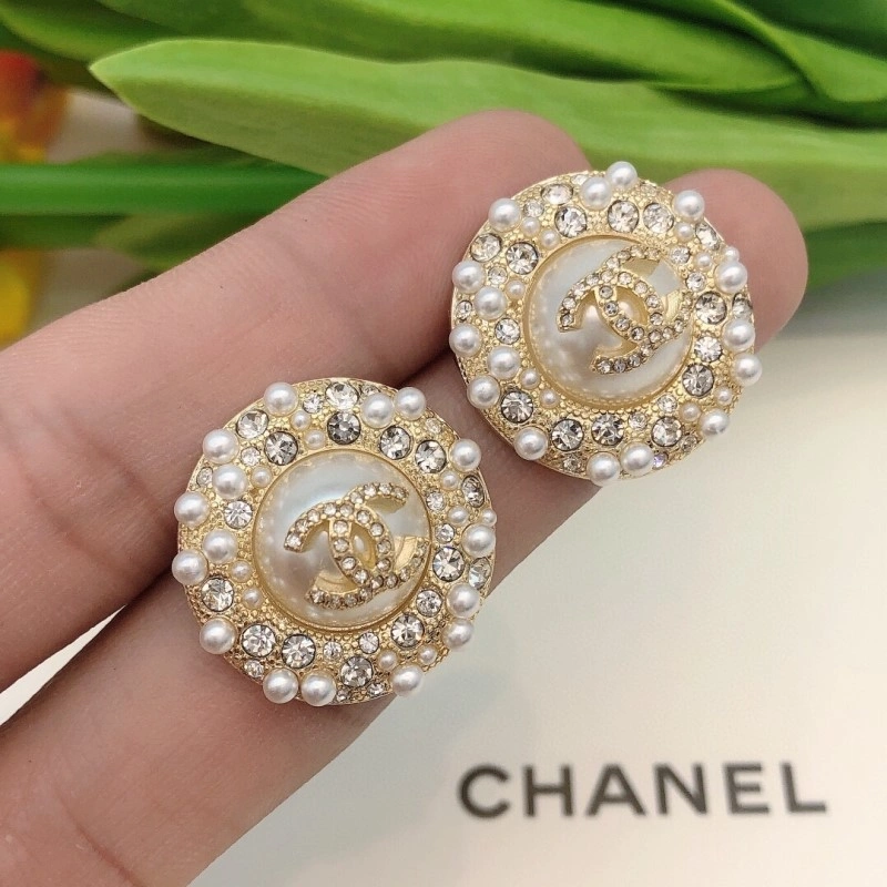 EyeCatching Chanel Earrings 219848