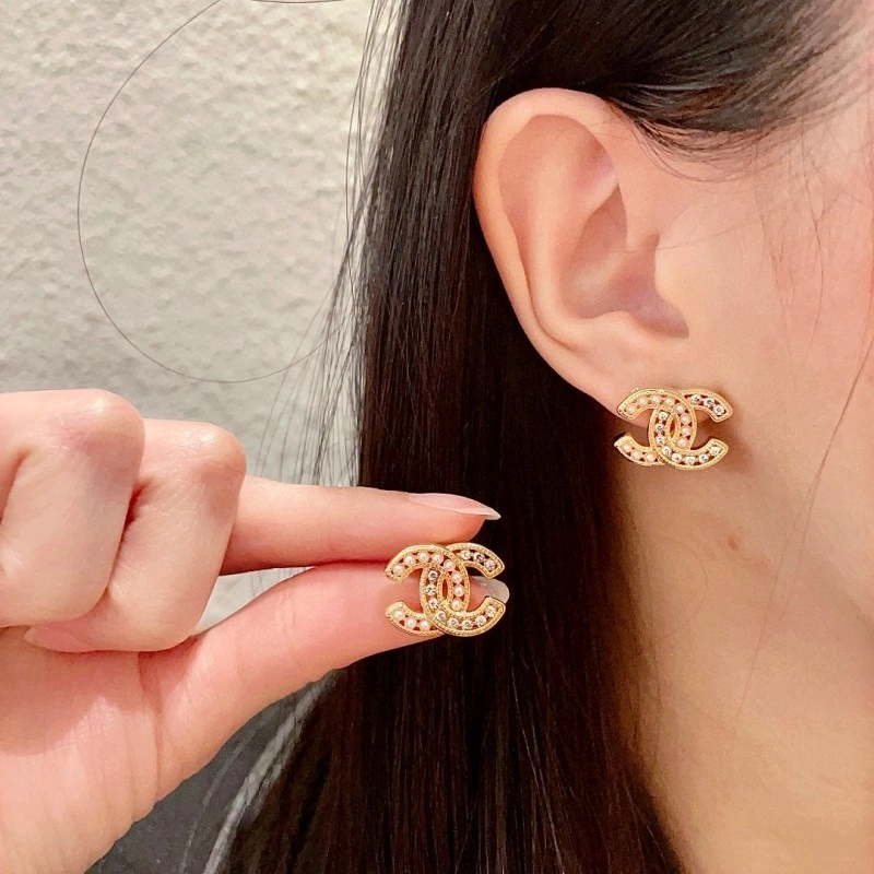 EyeCatching Chanel Earrings 219841