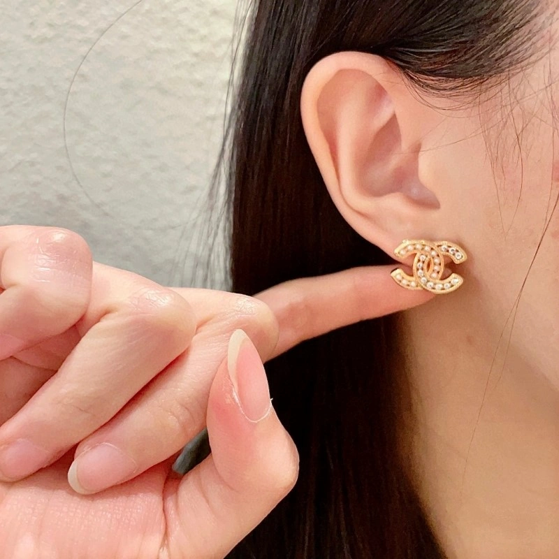 EyeCatching Chanel Earrings 219841