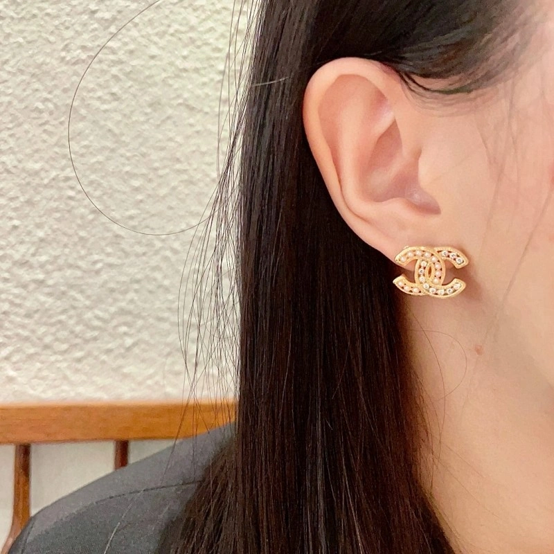 EyeCatching Chanel Earrings 219841