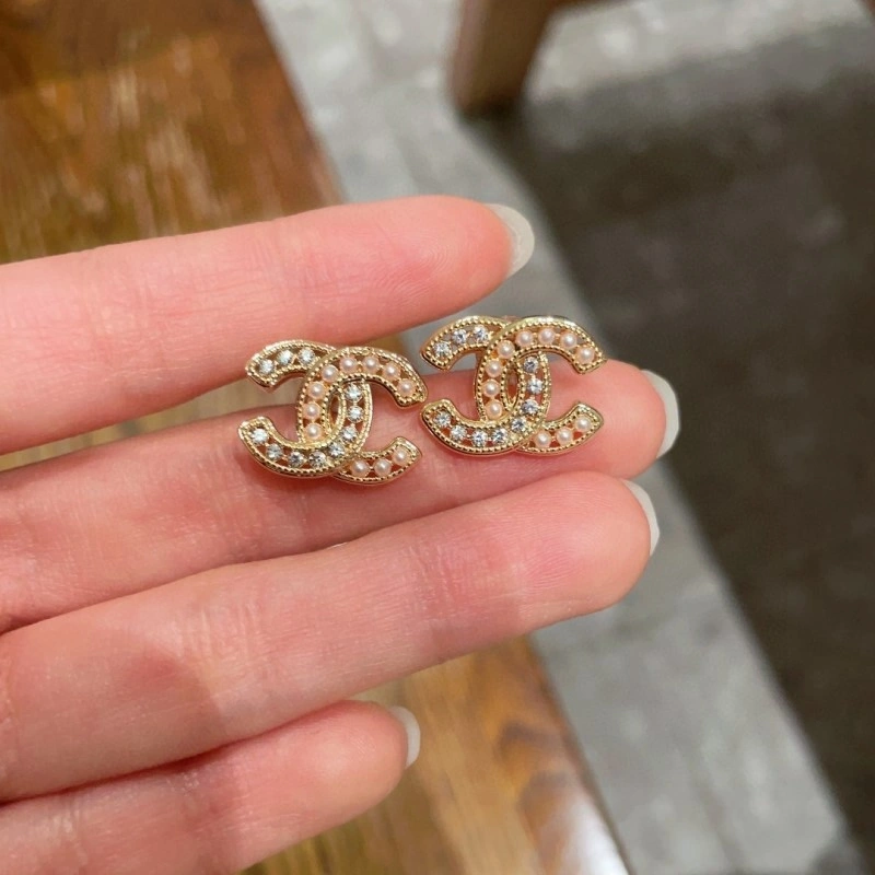 EyeCatching Chanel Earrings 219841