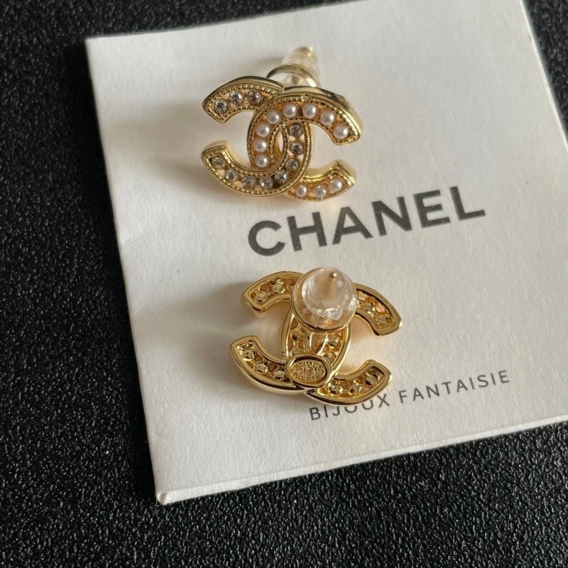 EyeCatching Chanel Earrings 219841