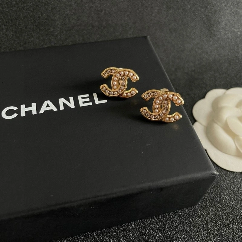 EyeCatching Chanel Earrings 219841