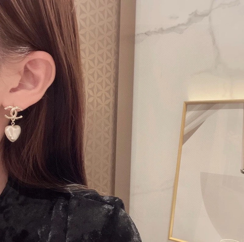 Sleek Chanel Earrings 219737