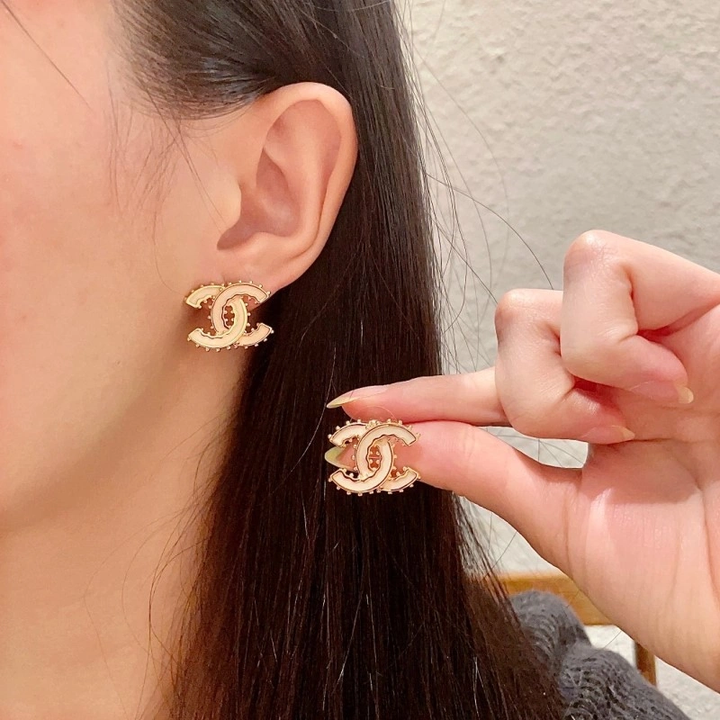 EyeCatching Chanel Earrings 219430