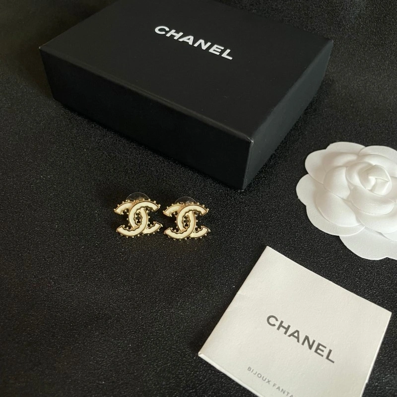 EyeCatching Chanel Earrings 219430