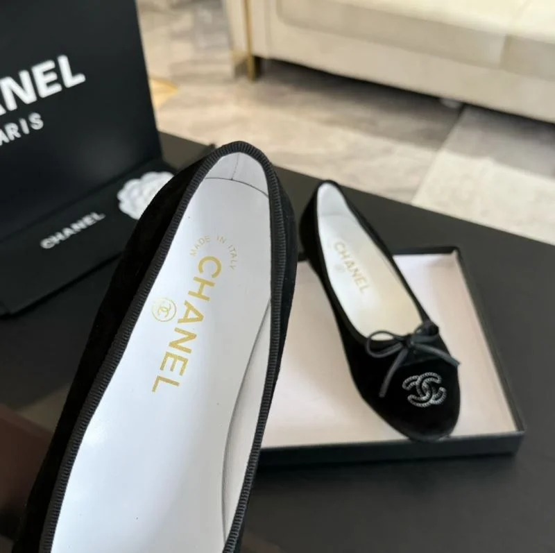 Snug Chanel Flat Shoes 18305