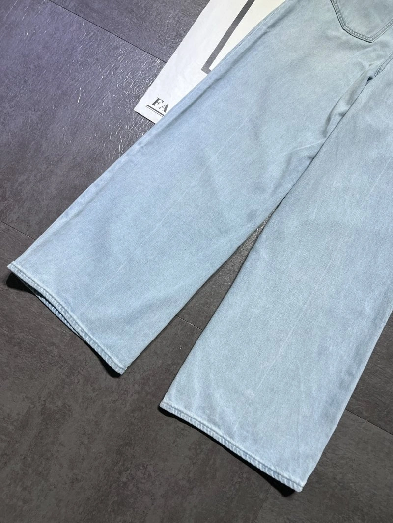 Trendsetting Chanel Jeans 110662