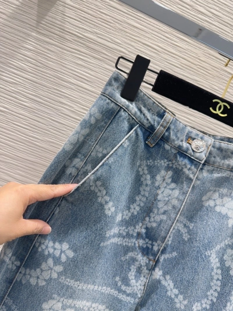 Seasonal Chanel Jeans 110671