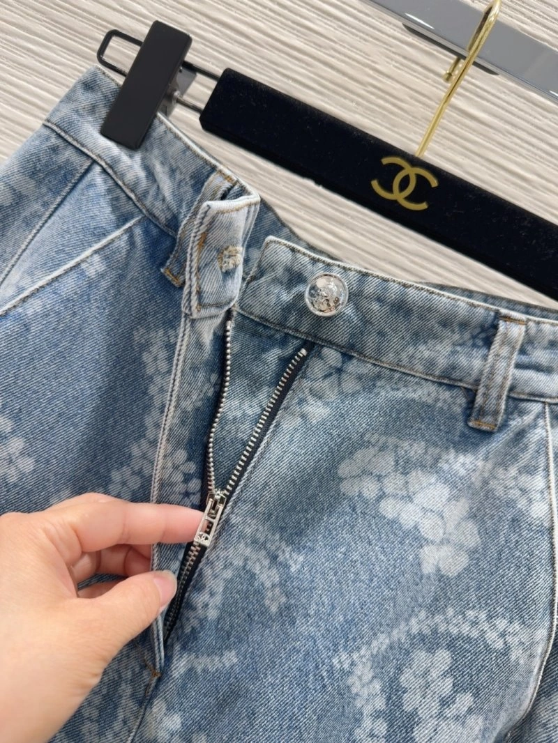 Seasonal Chanel Jeans 110671
