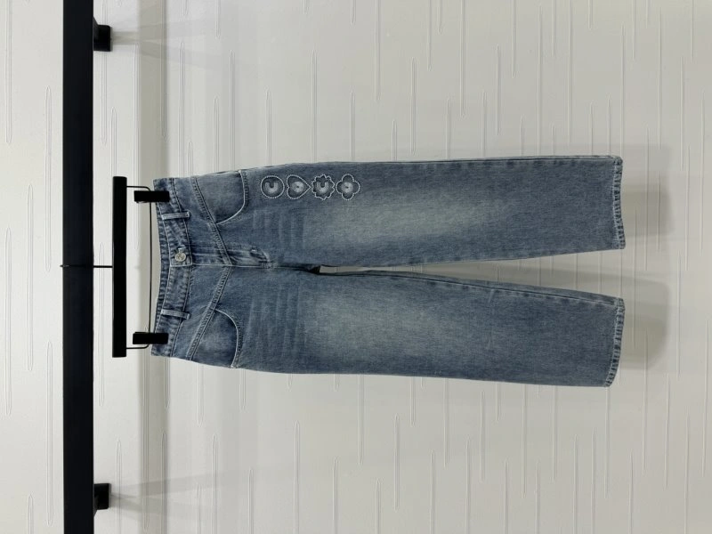 Trendsetting Chanel Jeans 110677