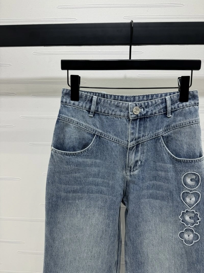 Trendsetting Chanel Jeans 110677