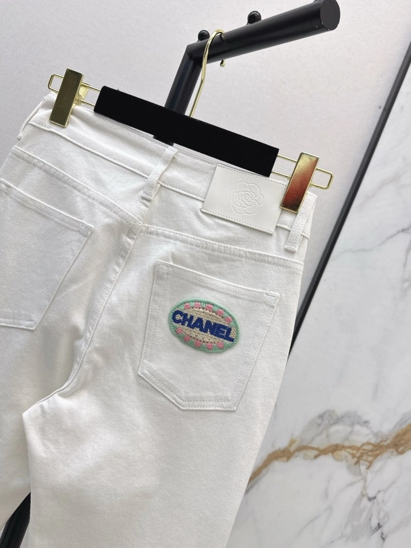Trendsetting Chanel Jeans 108216