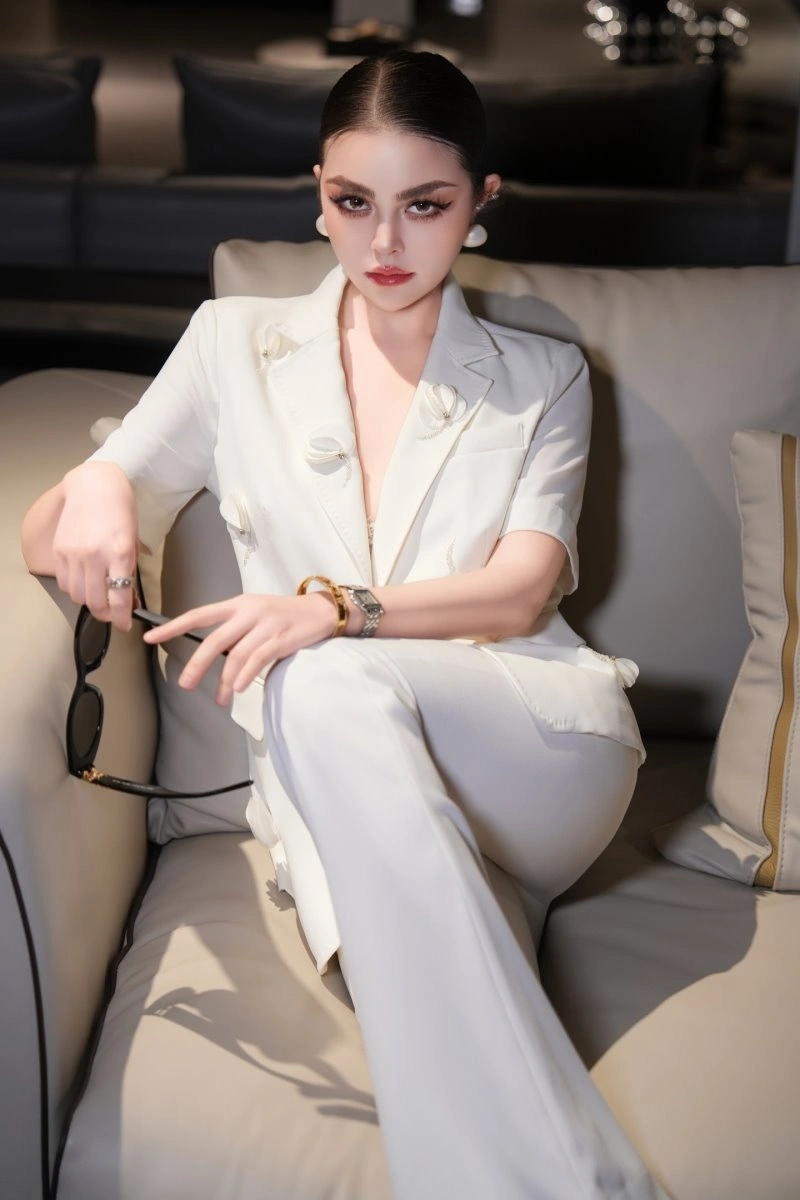 Bold Chanel Long Suits 108864