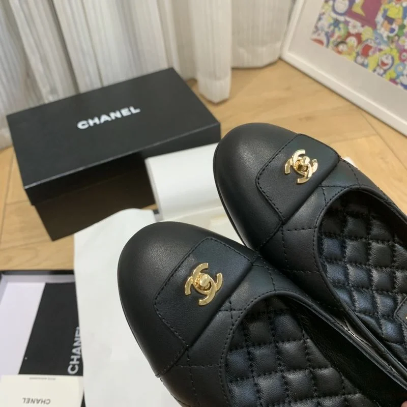 Trendsetting Chanel Low Shoes 20275
